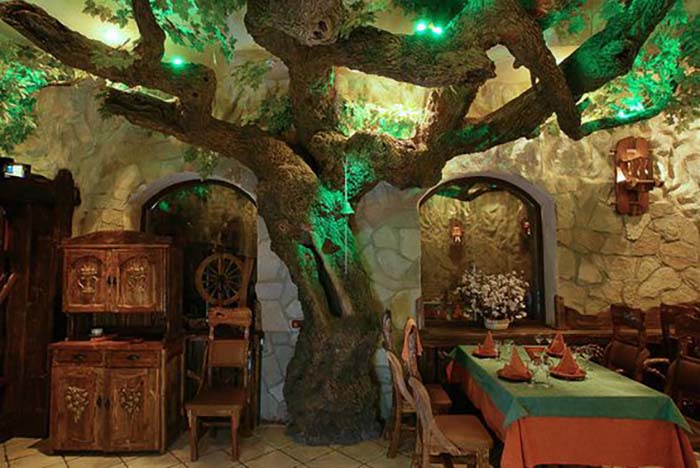 仿真榕樹(shù)是大型景觀仿真樹(shù)中受歡迎的裝飾樹(shù)種