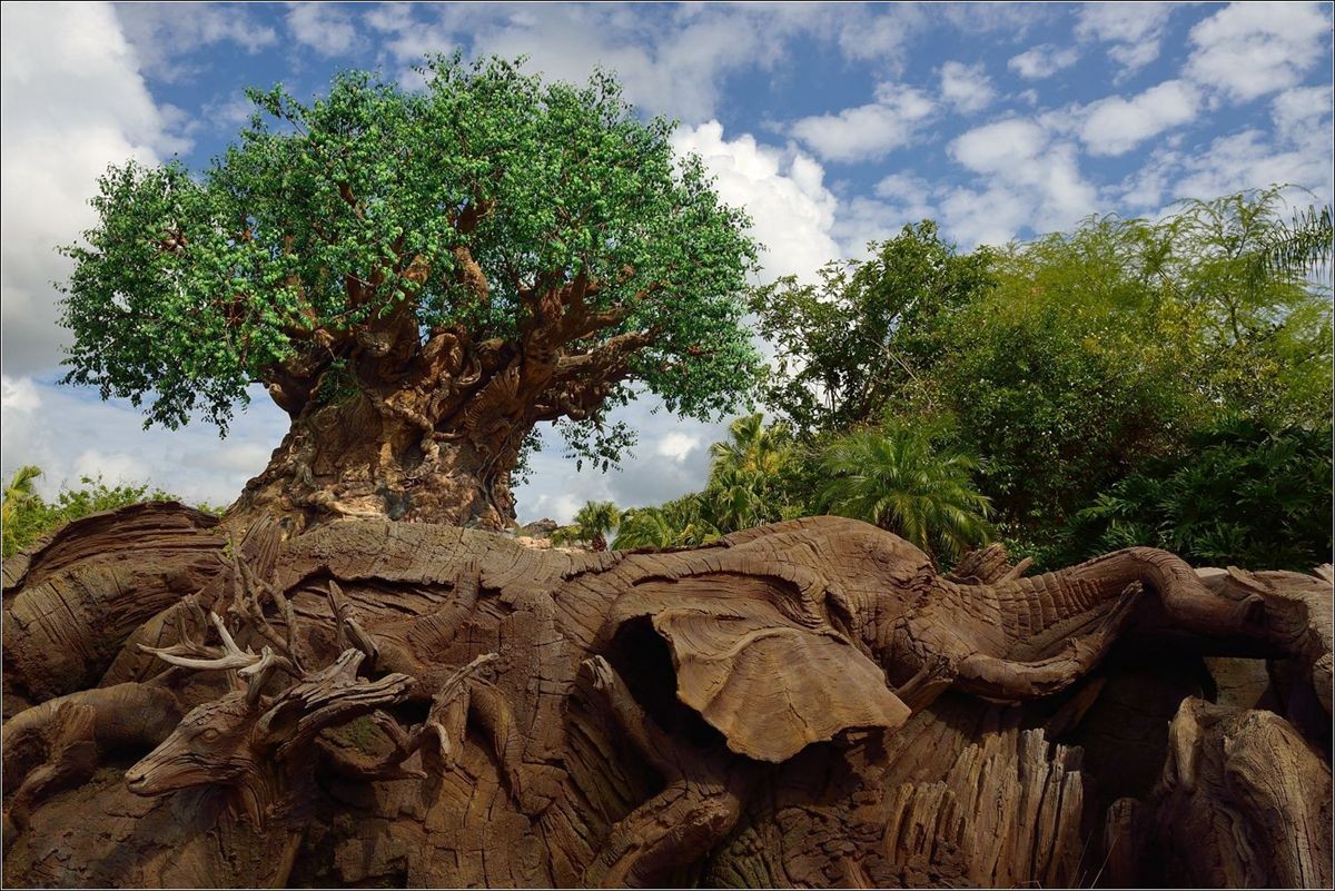 迪士尼仿真樹(shù)上的動(dòng)物用什么材料雕塑的，哪個(gè)公司能做