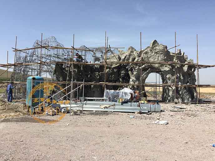 承德豐寧壩上生態(tài)園大門制作進行中－淡水河谷仿真樹廠家