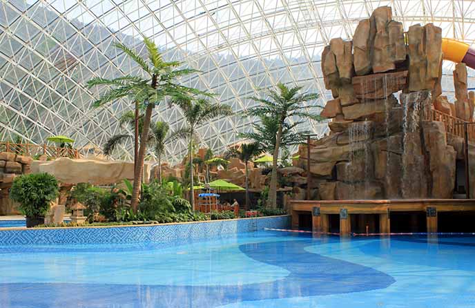 四川成都塑石假山制作及仿真樹、仿木平臺制作完美竣工