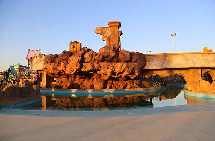 河北承德水泥假山制作映襯在美麗的壩上草原風(fēng)景中