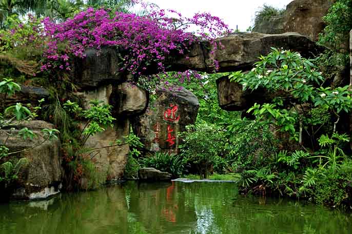 水泥塑石假山制作就是用水泥在施工現(xiàn)場(chǎng)直接雕塑出假山