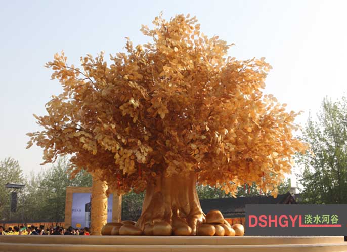 大型金色仿真樹制作能為您的節(jié)日氣氛增光添彩