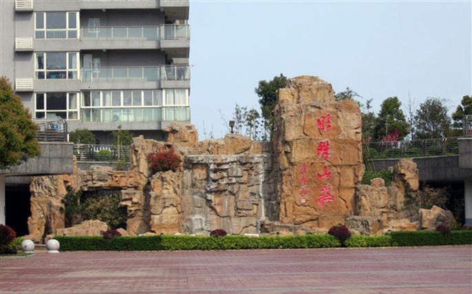 GRC假山制作追求主次分明，有主峰配峰次峰即可。