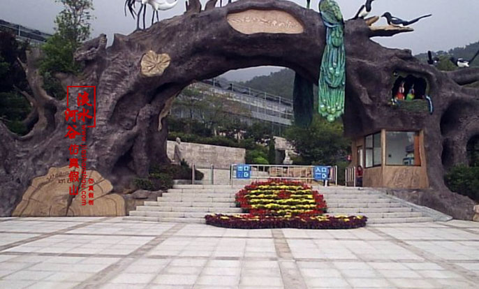 北京淡水河谷制作的仿真樹大門注重藝術感覺，避免復制