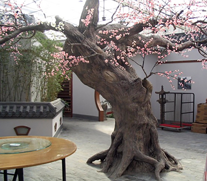 水泥制作的仿真杏樹在細(xì)節(jié)刻畫上力求完美