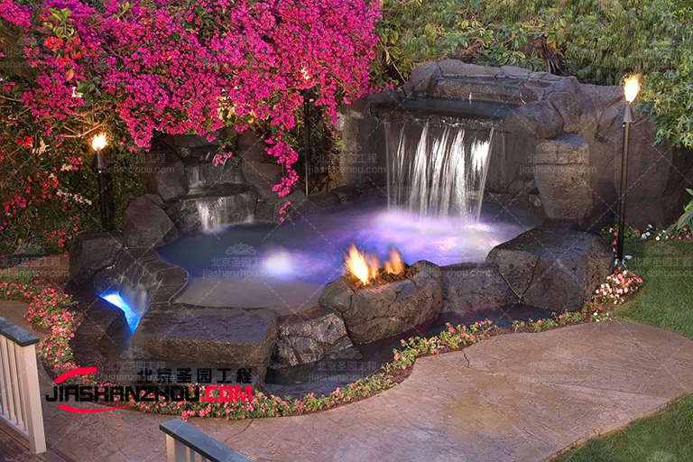 通過(guò)仿真樹(shù)等人工植物輕松地節(jié)約用水并保持美麗環(huán)境