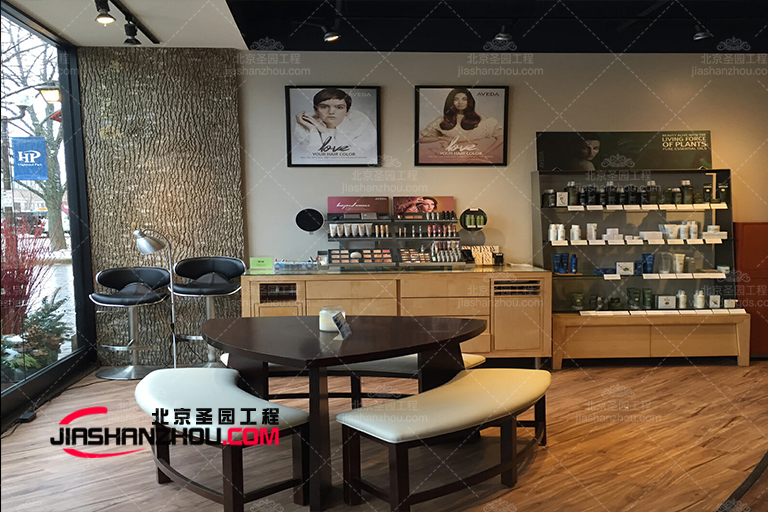 仿真樹皮屋民宿因其奢華的感覺而成為室內(nèi)裝飾的可靠選擇