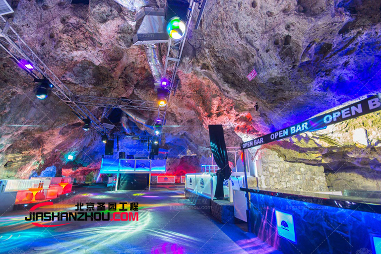 鮮艷色彩和現(xiàn)代材料賦予仿自然鹽洞茶餐廳現(xiàn)代的吸引力