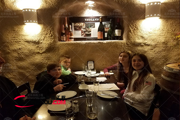 簡約的現(xiàn)代仿天然巖洞酒店餐廳擁有許多簡潔的線條