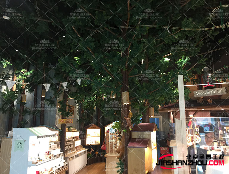 仿真樹與真實(shí)植物結(jié)合的f 景帶給人們視覺上的享受