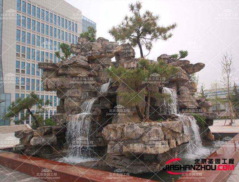 塑石假山表面處理手法各不相同，表現(xiàn)出的效果也不同