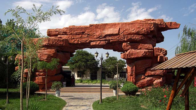 塑石假山用的是什么材料？塑石假山制作應(yīng)該注意什么事項(xiàng)？