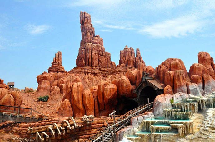 水泥假山能夠滿足現(xiàn)代園林景觀形成奇石巨石自然景觀