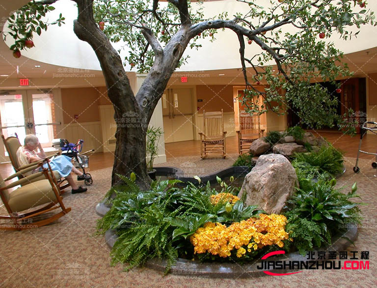 仿真樹是人造樹，通常由塑料、絲綢、金屬等材料制成