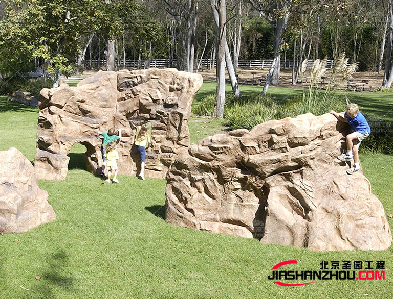 塑石假山制作的材料具有耐久性，表面不易弄臟