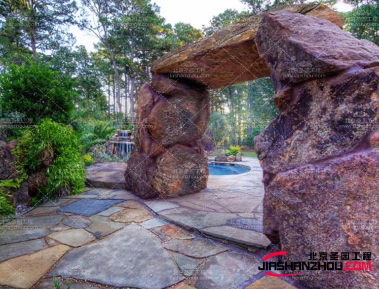 同時(shí)，塑石假山的燈光設(shè)計(jì)也要考慮到環(huán)保和節(jié)能的問題