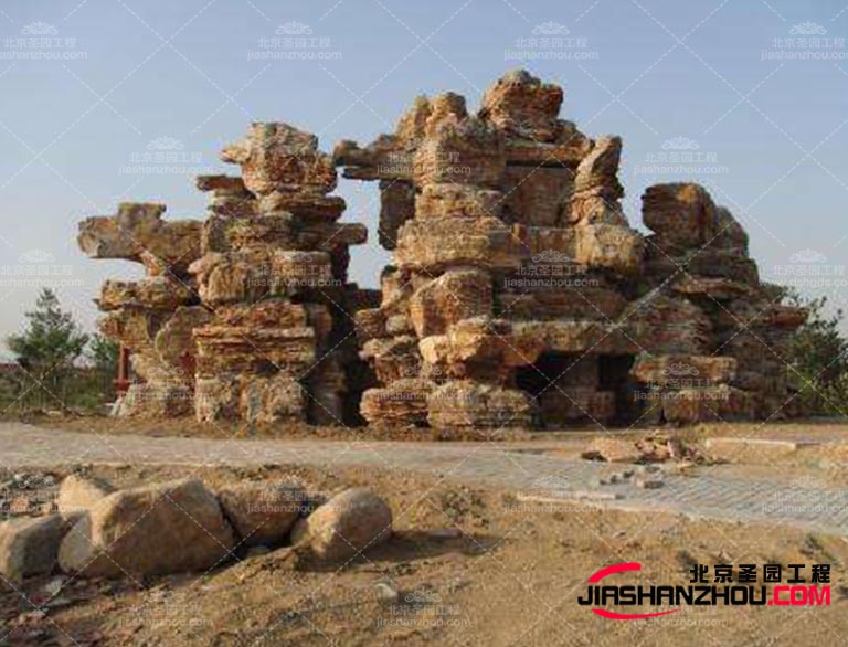 塑石假山是古代與現(xiàn)代藝術(shù)為一體的藝術(shù)設(shè)計(jì)，加的宏偉