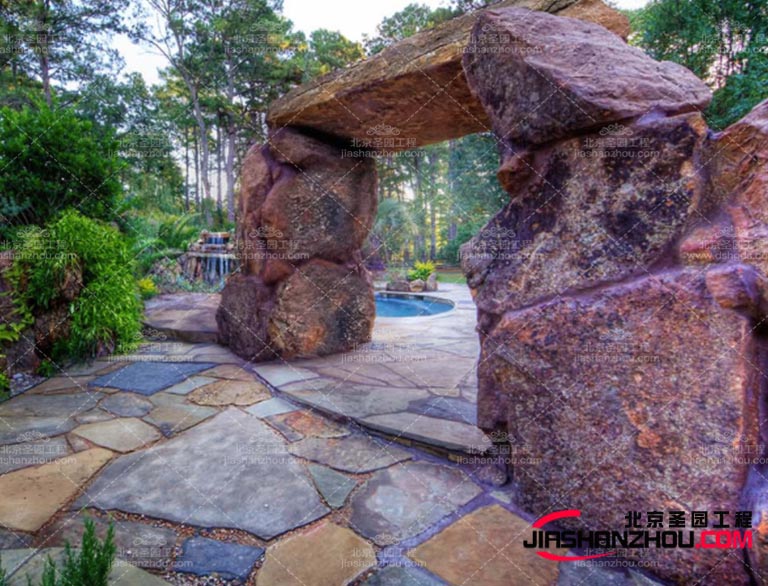 塑石假山也可以成為城市公園、企事業(yè)單位等場所的景觀裝飾