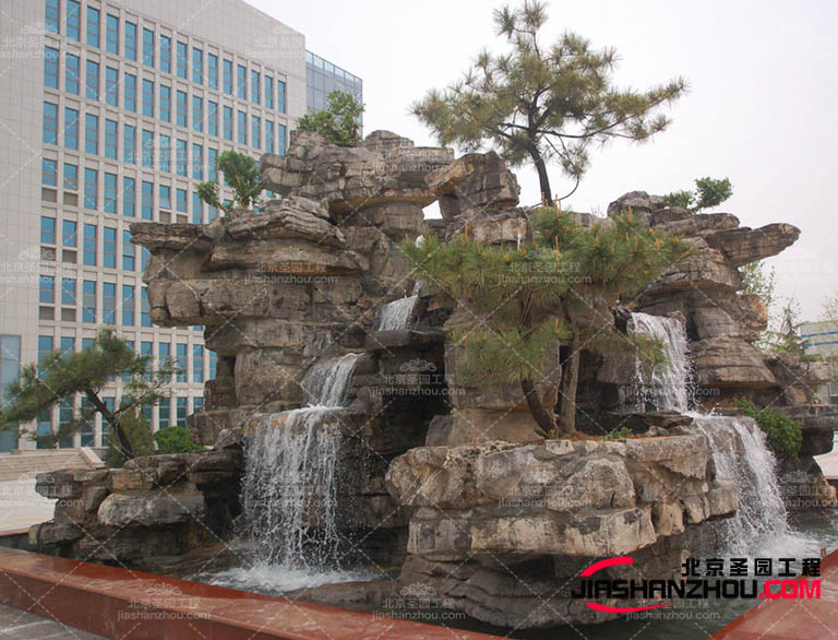 在制作塑石假山時(shí)可以采用以下步驟來提高其牢固度和安全性