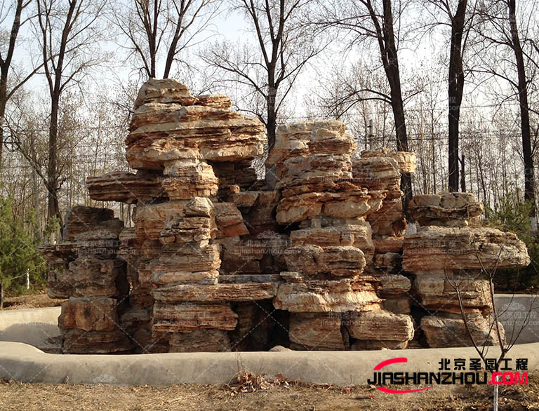 塑石假山還要另外需要，還要注意塑石假山的防滑設(shè)計(jì)