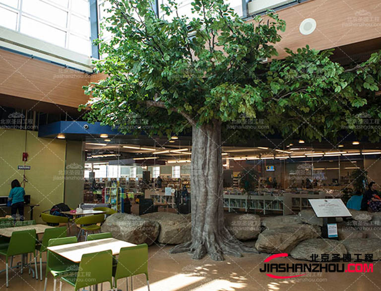 再者，仿真樹可以在任何季節(jié)或者場合使用不受環(huán)境影響