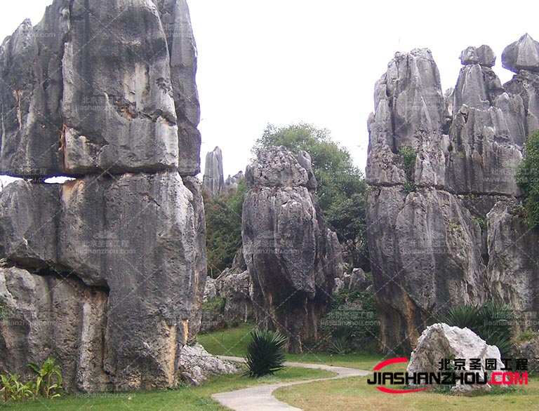 在設計假山的形狀和f 格時也需要考慮其環(huán)境和景觀融合的問題
