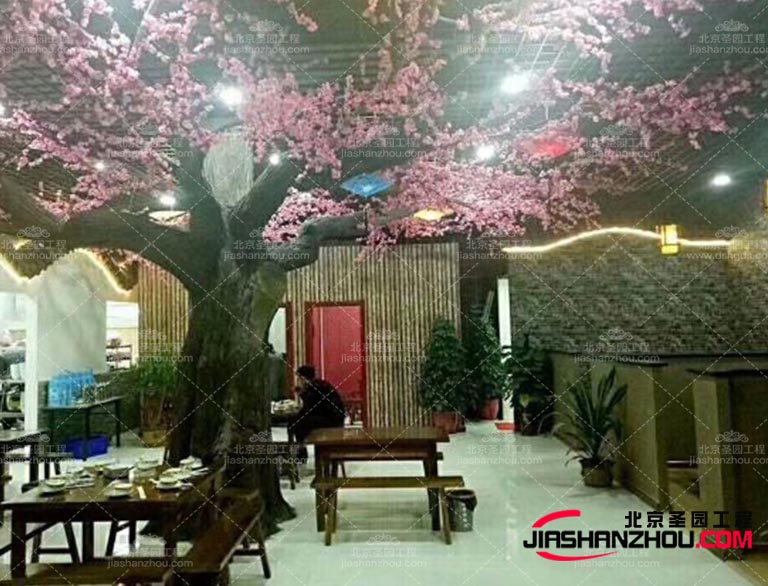 采用仿真樹可以避免砍伐原木，減少對自然資源的消耗