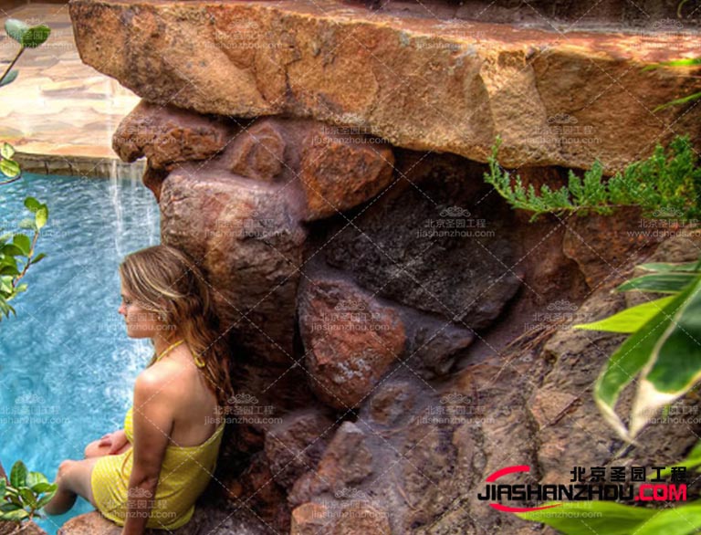 塑石假山的材料通常是人造石，與自然石存在一定的區(qū)別