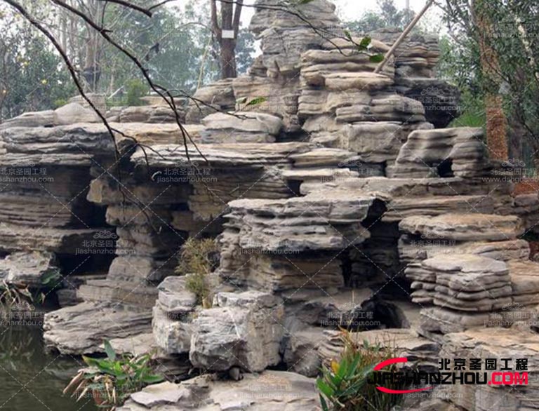 塑石假山和涂裝等細(xì)節(jié)處理，以確保假山具有良好的觀賞性