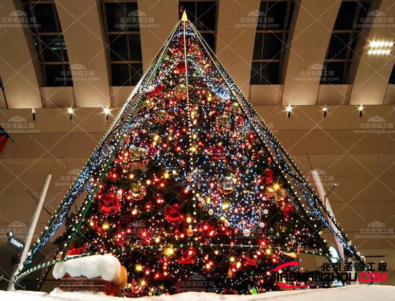 仿真樹是由環(huán)保材料制成，不含有害物質(zhì)因此不會引發(fā)過敏