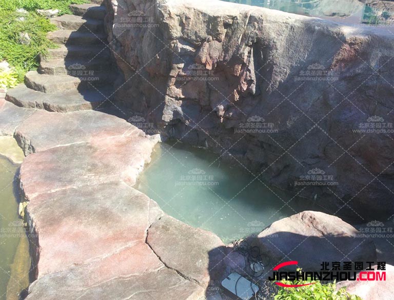 塑石假山的石頭材料通常采用高分子材料和石粉通過(guò)注塑制作