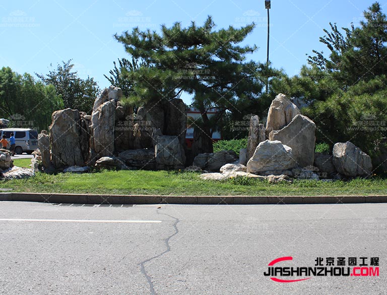 塑石假山的靈活性和可定制性非常高，可以滿(mǎn)足不同場(chǎng)所