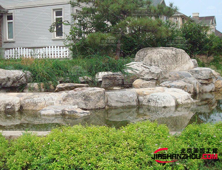 塑石假山還有一些其他的優(yōu)點(diǎn)先，它具有輕質(zhì)化的特點(diǎn)