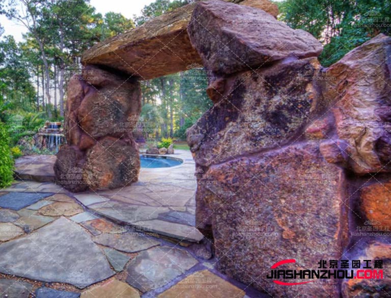 天然石材塑石假山具有天然的色彩和紋理，所以在美感重要