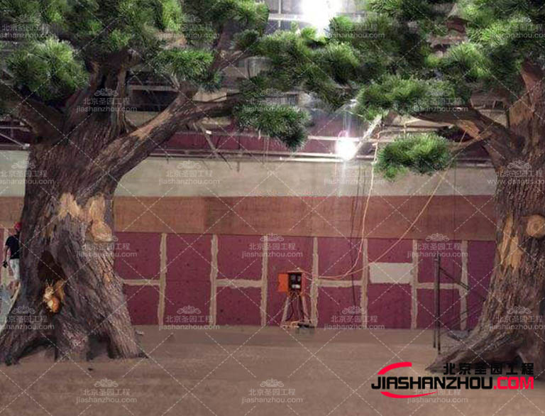 仿真樹將形狀美的家具組合在一起，創(chuàng)造出非傳統(tǒng)優(yōu)雅的空間