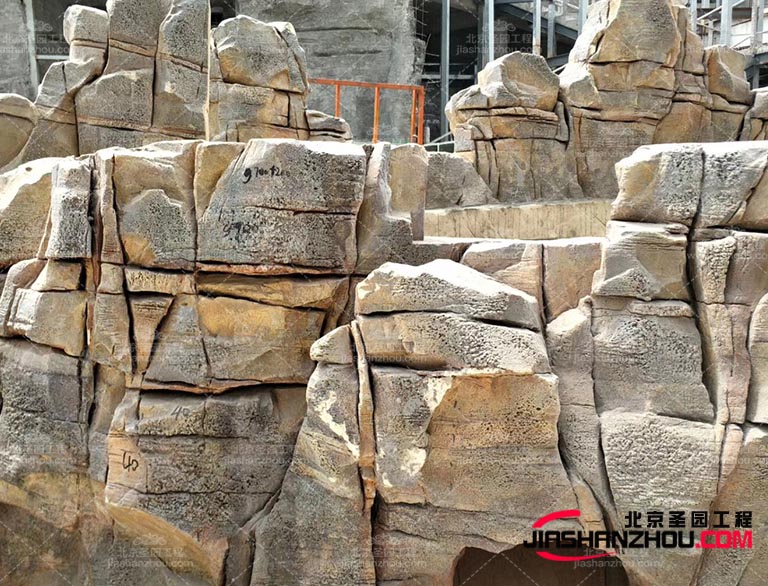 塑石假山如這些場景瀑布、溪流、山洞等，增加公園的趣味性和吸引力