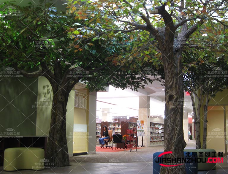 可以利用仿真樹道具或布景來增加背景的層次感和豐富度