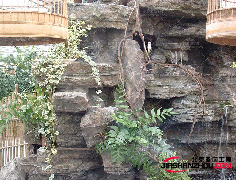 塑石假山可以成為一個(gè)令人矚目的擺設(shè)您可以選擇一個(gè)適合尺寸