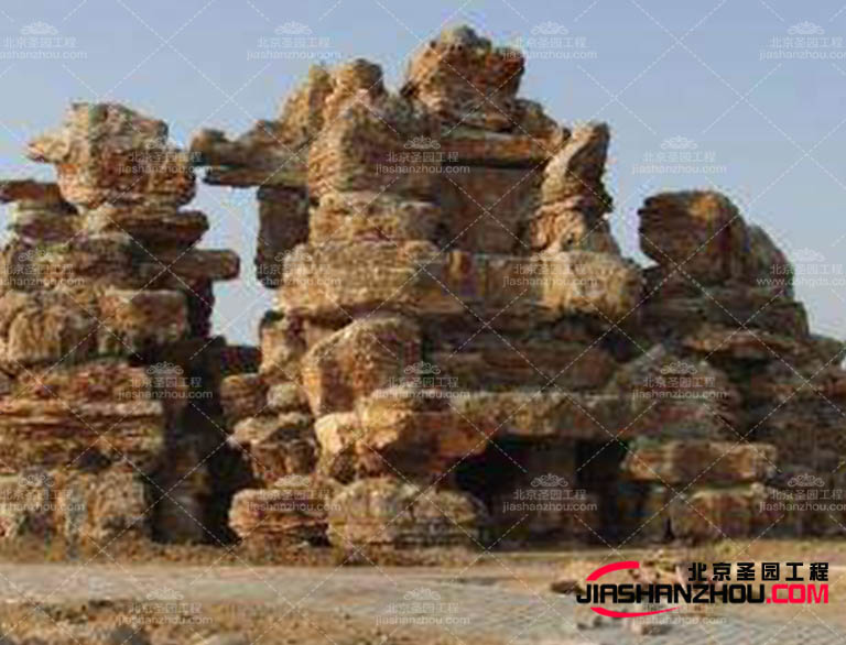 塑石假山可以選擇具有現(xiàn)代感的設(shè)計(jì)和優(yōu)質(zhì)材料的桌子，如實(shí)木