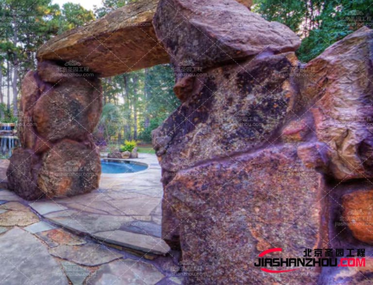 塑石假山的存在可以讓人們?cè)诙际猩钪懈惺艿阶匀坏拿利惡退囆g(shù)