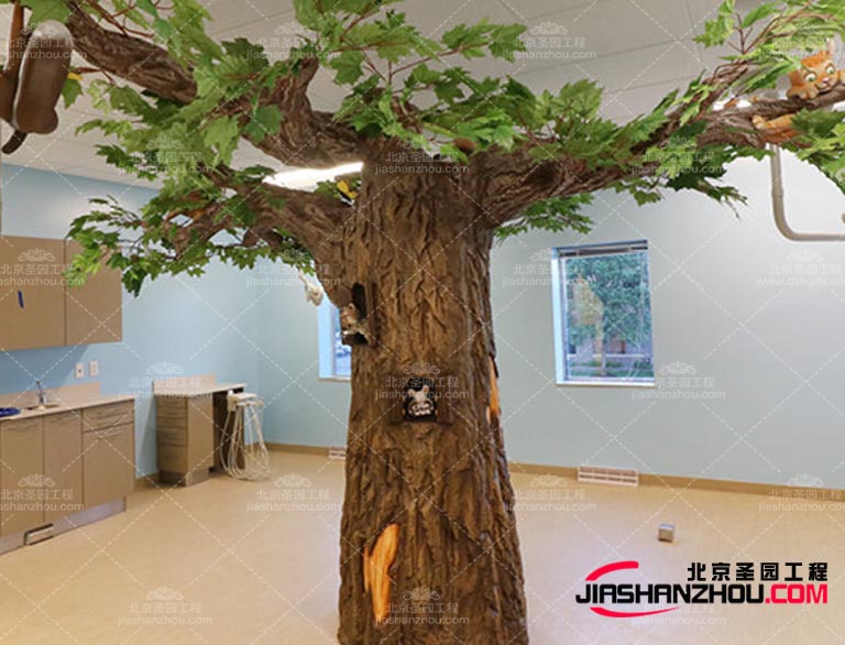 如今的仿真樹(shù)選擇一些擁有柔和綠色葉子或淡粉色花朵的植物