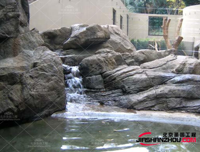 這些塑石假山可以是鮮艷的紅色、藍色或黃色，或者具有金屬質(zhì)感