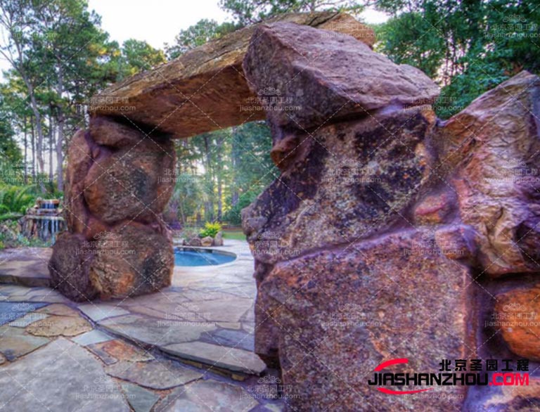 當(dāng)然選擇具有逼真質(zhì)感的塑石材料，可以增強(qiáng)塑石假山的視覺(jué)效果