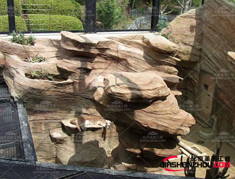 塑石假山選擇具有逼真質(zhì)感的塑石材料也要考慮其質(zhì)量和耐用性