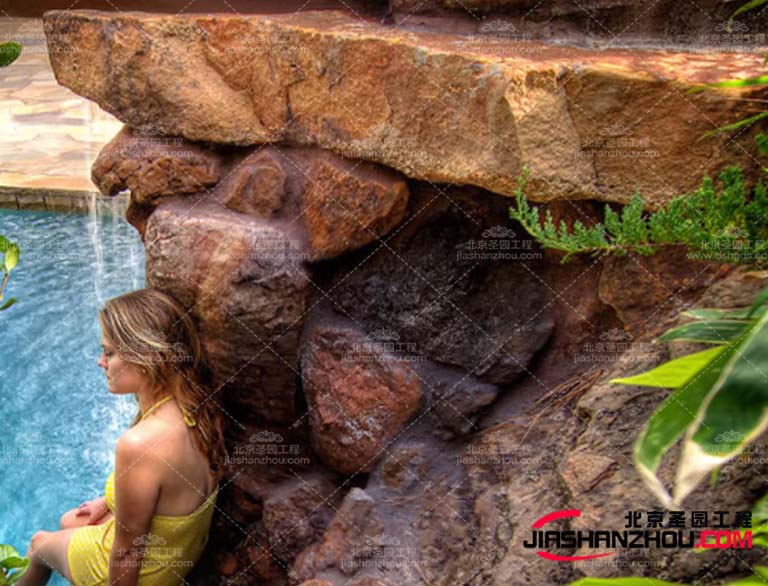 塑石假山的一部分材料是一種由玻璃纖維和樹脂組成的復(fù)合材料