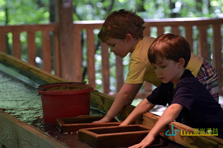 兒童淘礦石.jpg 兒童淘礦石