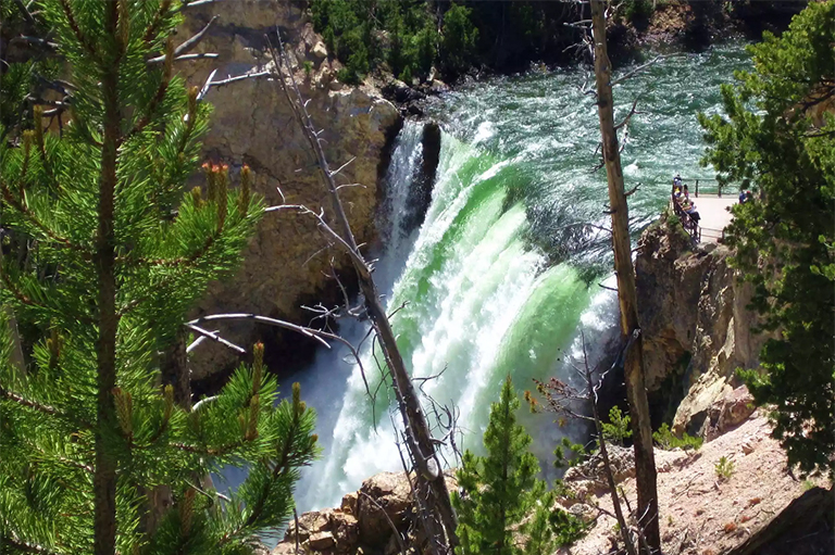 在黃石國家公園，水有多種顏色