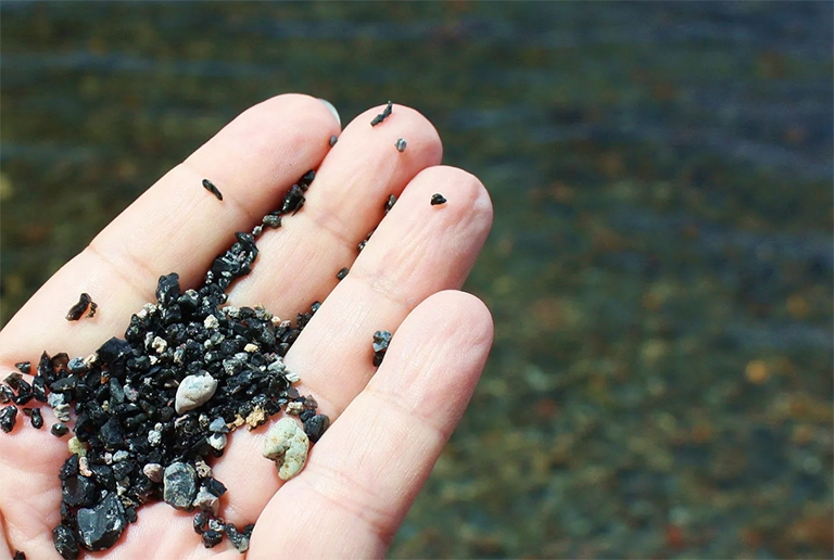 在由黑曜石組成的黃石公園中，有黑色的沙灘和黑色的礫石