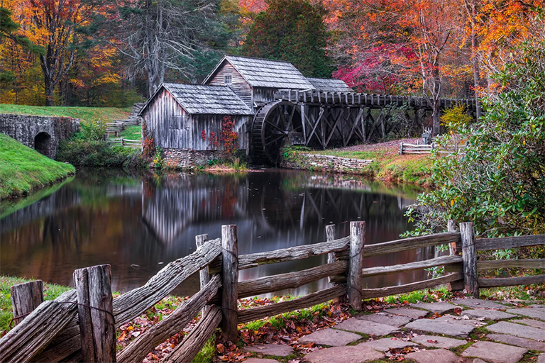 風(fēng)景秀麗的磨坊，秋天的落葉